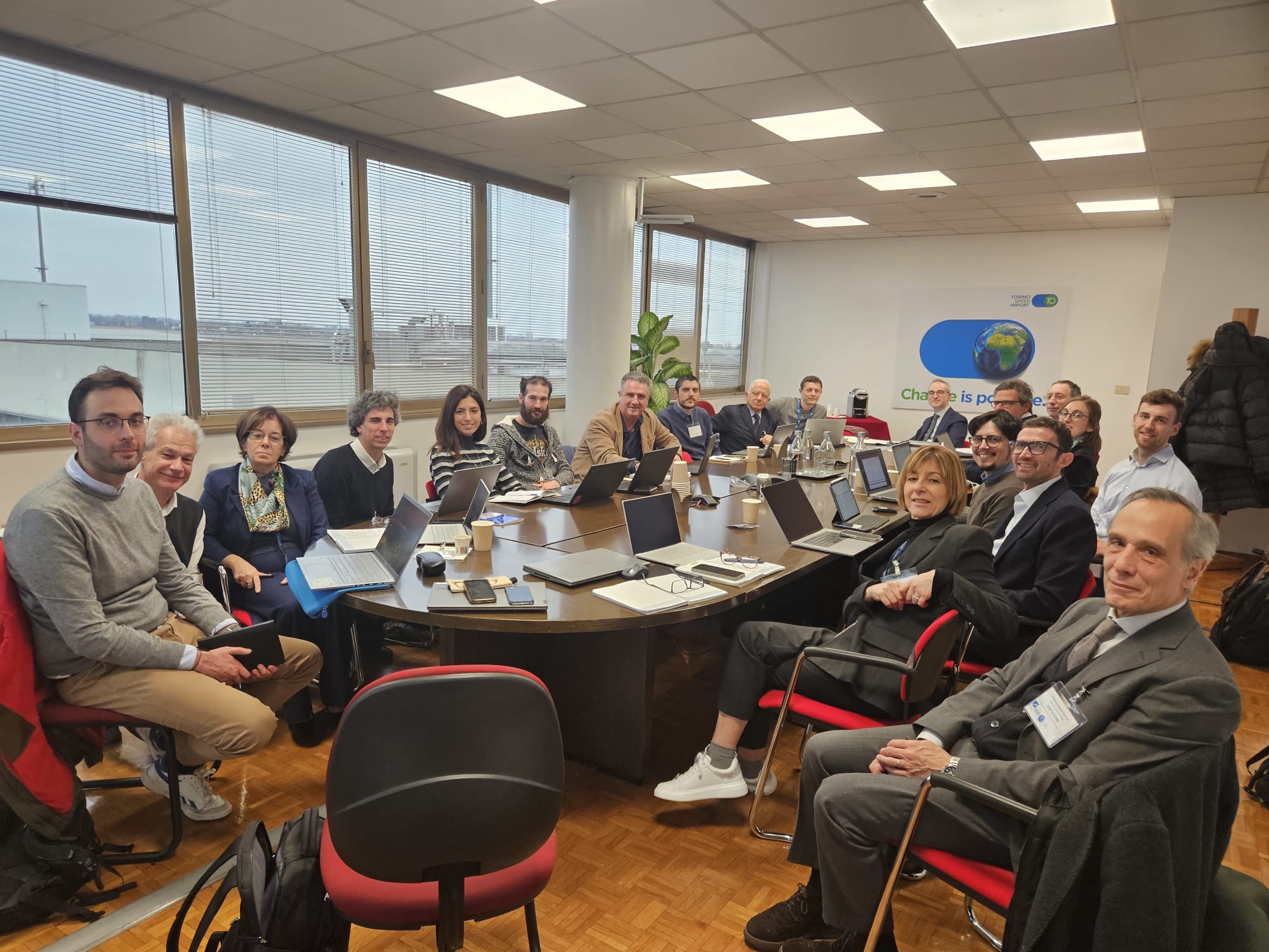 Foto di gruppo dei partner CREALab presso l'Aeroporto di Torino